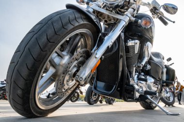 Kazan, Rusya-26 Eylül 2020: Otoparkta arka planda duran bir Honda motosikleti