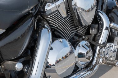 Kazan, Rusya-Eylül 2020: Krom egzoz boruları ve park halindeki Honda motorunun arka görüntüsü