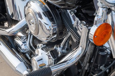 Kazan, Rusya - 26 Eylül 2020: Motosiklet parkında motorun Harley Davidson motosiklet parçasına yakın çekim