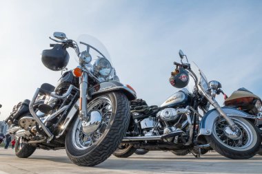 Kazan, Rusya-26 Eylül 2020: Harley Davidson motosikletleri, şehir sokaklarında ortak bir gezi öncesinde, motosikletlilerin park alanında durdukları sırada,