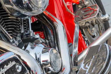 Kazan, Rusya - 26 Eylül 2020: Motosiklet parkında motorun Harley Davidson motosiklet parçasına yakın çekim