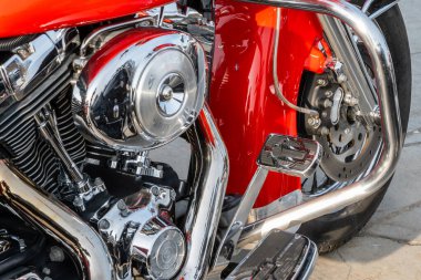 Kazan, Rusya - 26 Eylül 2020: Motosiklet parkında motorun Harley Davidson motosiklet parçasına yakın çekim