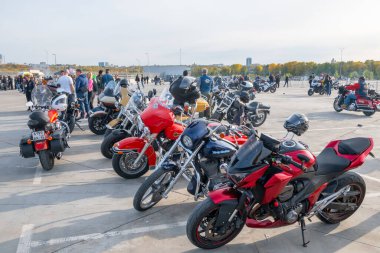 Kazan, Rusya-26 Eylül 2020: Harley Davidson motosikletleri, şehir sokaklarında ortak bir gezi öncesinde, motosikletlilerin park alanında durdukları sırada,
