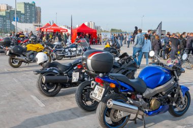 Kazan, Rusya-26 Eylül 2020: Otoparktaki çeşitli motosikletler, şehir turuna çıkmadan önce motosikletlilerin bir toplantısı sırasında