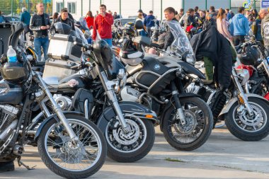 Kazan, Rusya-26 Eylül 2020: Motosikletliler şehir turu öncesinde motosiklet parkında motosikletlerinin yanında bir araya geldiler