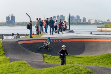 Kazan, Rusya-Eylül 2020: Şehir parkında yürüyüş yapan vatandaşlar, koruma kasklı çocuklar ve gençler, motosiklet ve motosikletli gruplar.