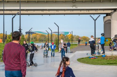 Kazan, Rusya-Eylül 2020: Şehir parkında yürüyüş yapan vatandaşlar, koruma kasklı çocuklar ve gençler, motosiklet ve motosikletli gruplar.