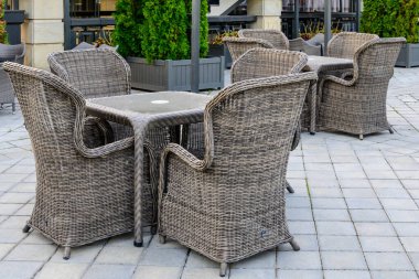 Hasır sandalyeli ve masalı açık veranda