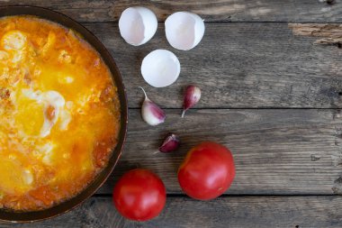 Shakshouka, domates soslu yumurta, zeytinyağı, biber, soğan ve sarımsak. Akdeniz mutfağı.