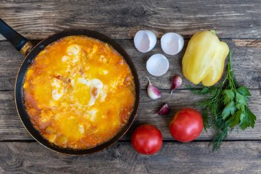 Shakshouka, domates soslu yumurta, zeytinyağı, biber, soğan ve sarımsak. Akdeniz mutfağı.