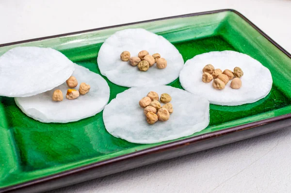 Tohumları önceden ıslatıp, tohum ekmeden önce evde bahçe işleri ve bitki yetiştirmek için. Pencere kenarında nemli bir ortamda tohumlar