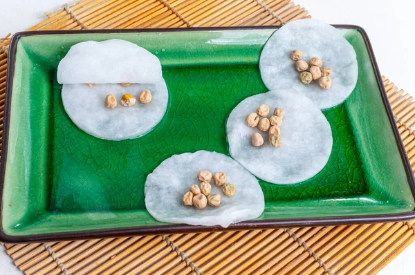 Tohumları önceden ıslatıp, tohum ekmeden önce evde bahçe işleri ve bitki yetiştirmek için. Pencere kenarında nemli bir ortamda tohumlar