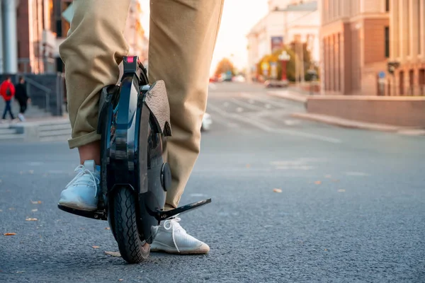 Les Jambes Une Jeune Femme Prête Monter Monocycle Électrique Abrégé — Photo