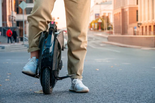 Les Jambes Une Jeune Femme Prête Monter Monocycle Électrique Abrégé — Photo