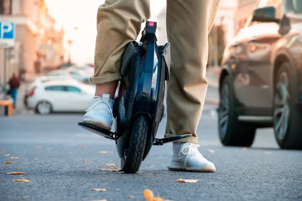 Les Jambes Une Jeune Femme Prête Rouler Sur Monocycle Électrique — Photo