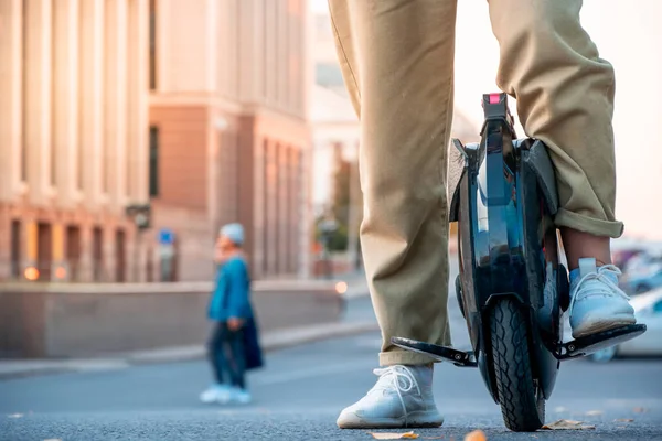 Les Jambes Une Jeune Femme Prête Monter Monocycle Électrique Abrégé — Photo