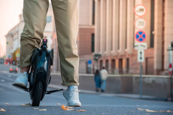 Les Jambes Une Jeune Femme Prête Monter Monocycle Électrique Abrégé — Photo