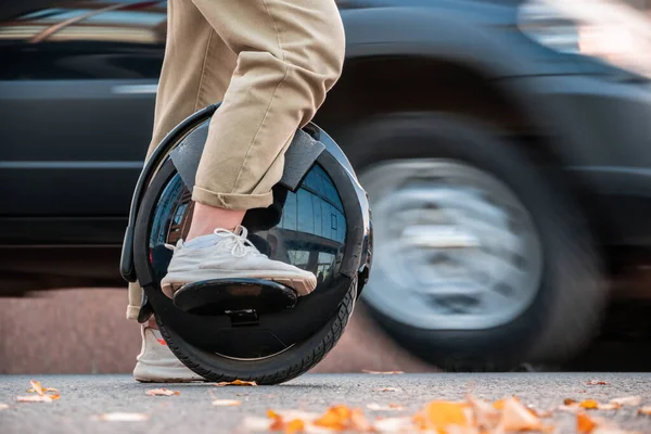 Les Jambes Une Jeune Femme Prête Rouler Sur Monocycle Électrique — Photo