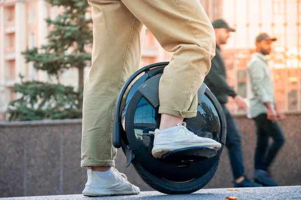 Nogi Młodej Kobiety Gotowej Jazdy Elektrycznym Jednokołowcu Skrócie Euc Tle — Zdjęcie stockowe