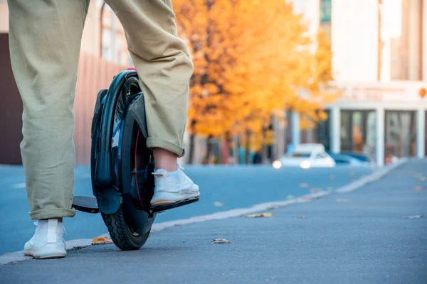 Les Jambes Une Jeune Femme Prête Monter Monocycle Électrique Abrégé — Photo