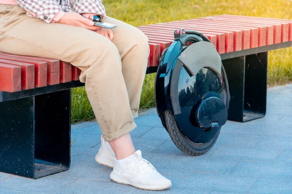 Eine Unkenntliche Junge Frau Sitzt Auf Einer Parkbank Mit Einem — Stockfoto