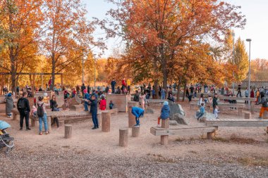 Kazan, Rusya - 03 Ekim 2020: Ebeveynlerinin gözetimindeki çocuklar güneşli bir sonbahar gününde şehrin parkında oyun oynuyorlar