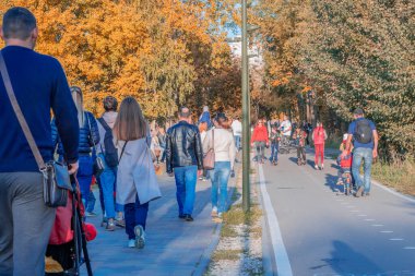 Kazan, Rusya - Ekim 03, 2020: Güneşli bir sonbahar gününde, motosikletli çocuklar ve gençler şehir parkında bisiklet sürerler.