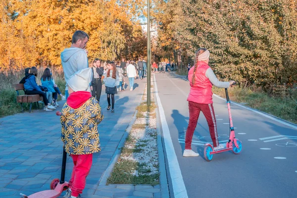 Kazán Rusia Octubre 2020 Niños Adolescentes Scooters Recorren Carril Bici — Foto de Stock