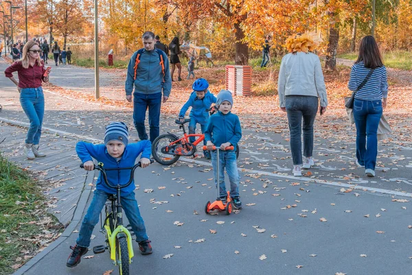ロシア カザン 2020年10月3日 秋の晴れた日に市内の公園で子供とティーンエイジャーがスクーターや自転車に乗る ストック画像