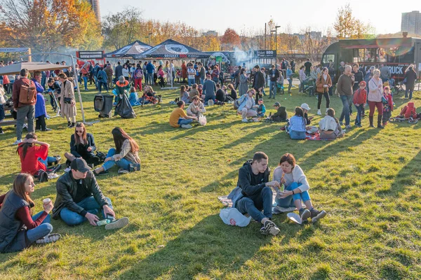 ロシアのカザン 2020年10月3日 住民はリラックスし 座って 市内公園の芝生の上に横たわっています ストックフォト