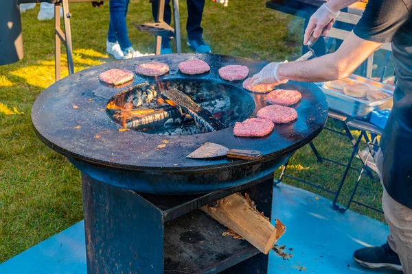 Trawniku Duży Okrągły Grill Opalany Drewnem Piecze Paszteciki Wołowe Hamburgery — Zdjęcie stockowe