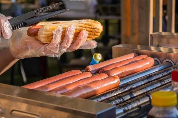 屋外カフェで提供される揚げソーセージと新鮮なホットドッグ アメリカのバーベキュー料理 市内の公園でバーベキュー祭り ファーストフード店 ロイヤリティフリーのストック画像