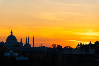 Günbatımını Kazan 'ın tarihi merkezinde, Kazan Katedrali' nin Tanrı 'nın Annesi' nin Kul Şerif Camii 'nin minareleri üzerinde görüyoruz..