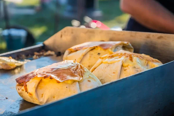 Meksykańskie Jedzenie Stek Hamburgera Zawinięty Tortillę Pod Stopionym Serem Grillu — Zdjęcie stockowe