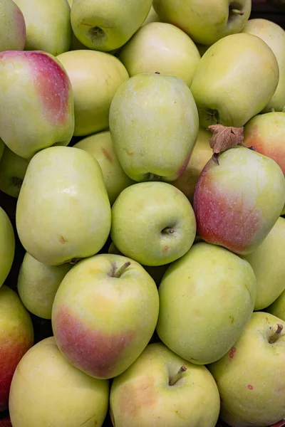 Свіжі Стиглі Червоні Зелені Яблука Стільниці Фермерського Магазину — стокове фото