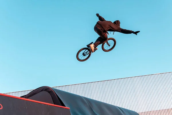 Bmx Rider Haciendo Truco Rampa Skate Park Deportes Deportes Extremos —  Fotos de Stock