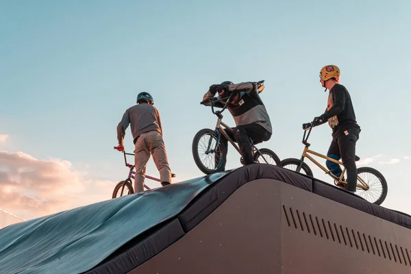 활동을 공원의 스케이트장의 경사로에 Bmx 자전거를 청소년들 — 스톡 사진