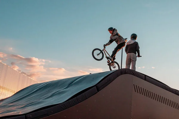 활동을 공원의 스케이트장의 경사로에 Bmx 자전거를 청소년들 — 스톡 사진