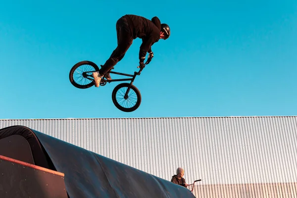 Bmx Ryttare Gör Ett Stunt Ramp Skatepark Stadens Offentliga Park — Stockfoto