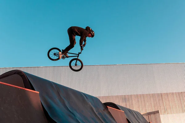 Jinete Bmx Hace Truco Una Rampa Parque Skate Parque Público —  Fotos de Stock