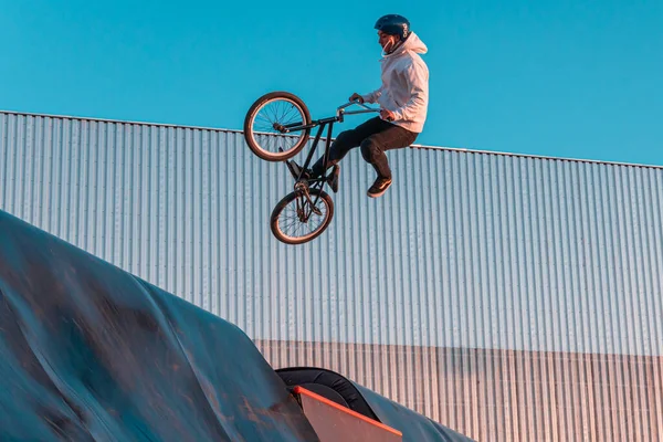 Bmx 운전자 활동을 공원의 스키장 공원에서 경사로 위에서 묘기를 부리는 — 스톡 사진