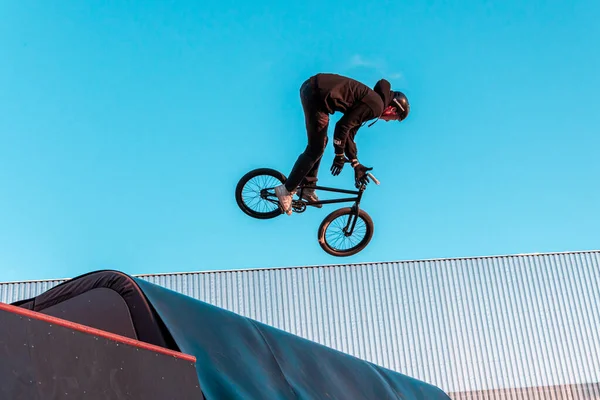 Ciclista Bmx Una Acrobazia Una Rampa Uno Skate Park Nel — Foto Stock