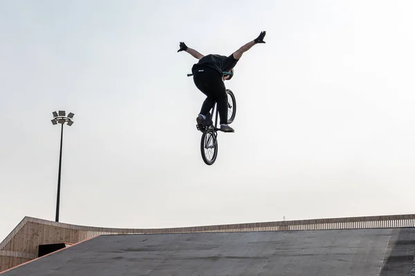 Kazan Rusia Septiembre 2020 Joven Ciclista Una Bicicleta Bmx Hace —  Fotos de Stock