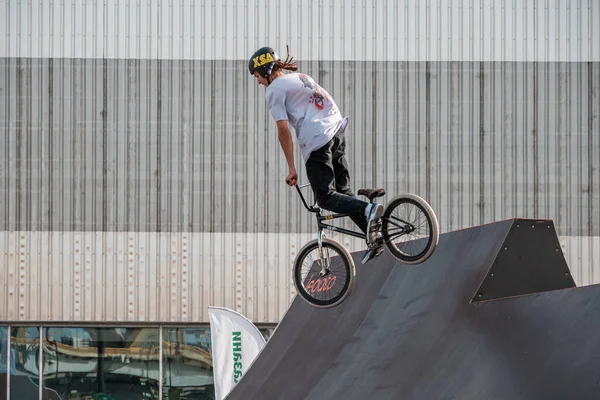 Kazan Rusia Septiembre 2020 Joven Piloto Hace Trucos Una Bicicleta —  Fotos de Stock