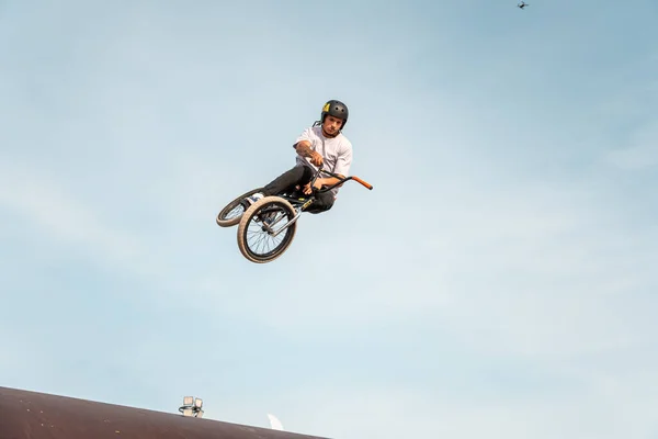 カザン ロシア 2020年9月26日 Bmxバイクの若いライダーは空中でトリックを行います スケートパークでBmxフリースタイル — ストック写真
