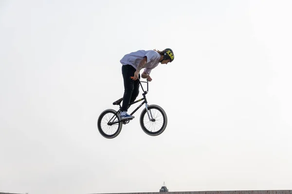 Kazan Rússia Setembro 2020 Jovem Ciclista Uma Bicicleta Bmx Faz — Fotografia de Stock