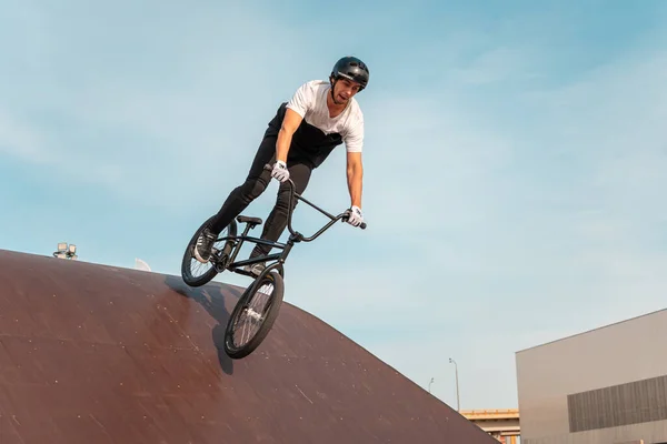 러시아 2020 기수가 Bmx 자전거를 묘기를 부린다 스케이트 공원에서 열리는 — 스톡 사진