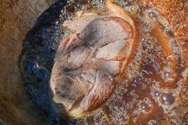 Bir parça et kızgın yağda kızartılır. Kazanda pilav pişirmek, adım adım gerçek pilav tarifi..