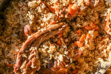 Güneşli bir günde geleneksel doğu pilavı, yakın plan. Gerçek pilav için adım adım tarif.
