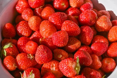 Taze olgun lezzetli çilekler. Kapatın.